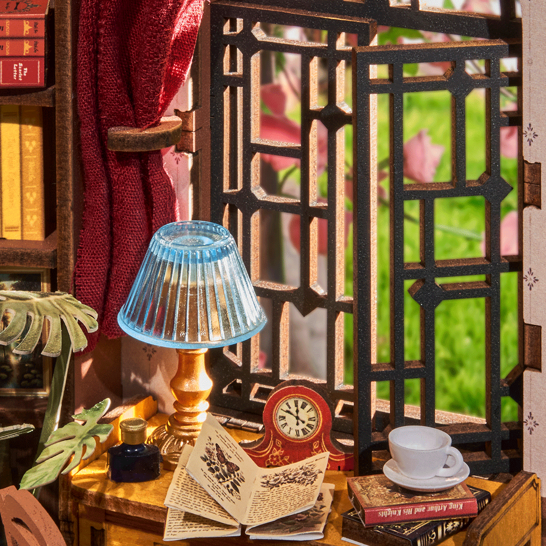 Silent Corner Study - Paper-chain Models and Hobbies