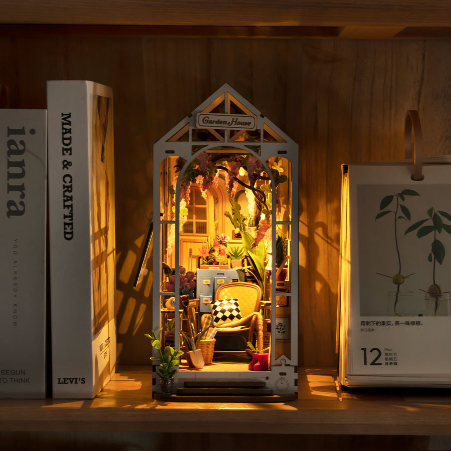 Holiday Garden House Book Nook