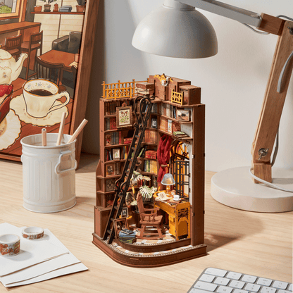 Silent Corner Study - Paper-chain Models and Hobbies