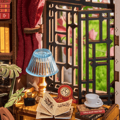 Silent Corner Study - Paper-chain Models and Hobbies