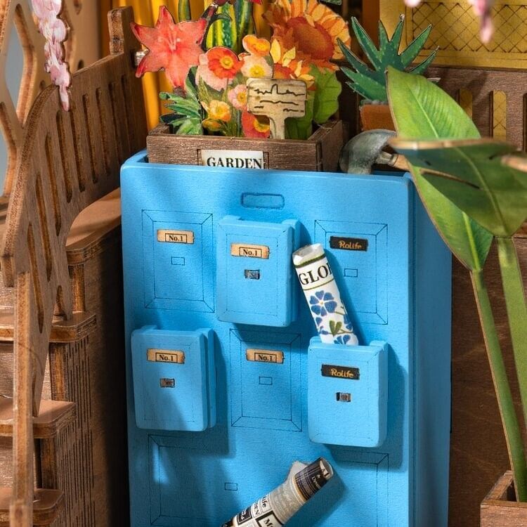 Holiday Garden House Book Nook